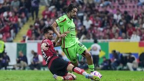Gaddi Aguirre y Rodolfo Pizarro, durante el partido entre Atlas vs Juárez en el Apertura 2026.