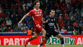 Marcel Ruiz y Hugo Camberos en un Toluca vs Chivas.