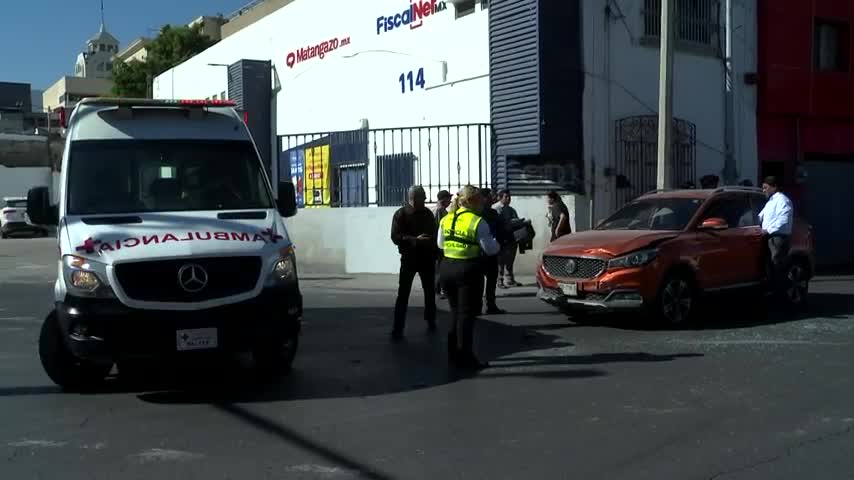 El choque entre un automóvil y una camioneta dejó dos personas lesionadas en el Centro de Monterrey.