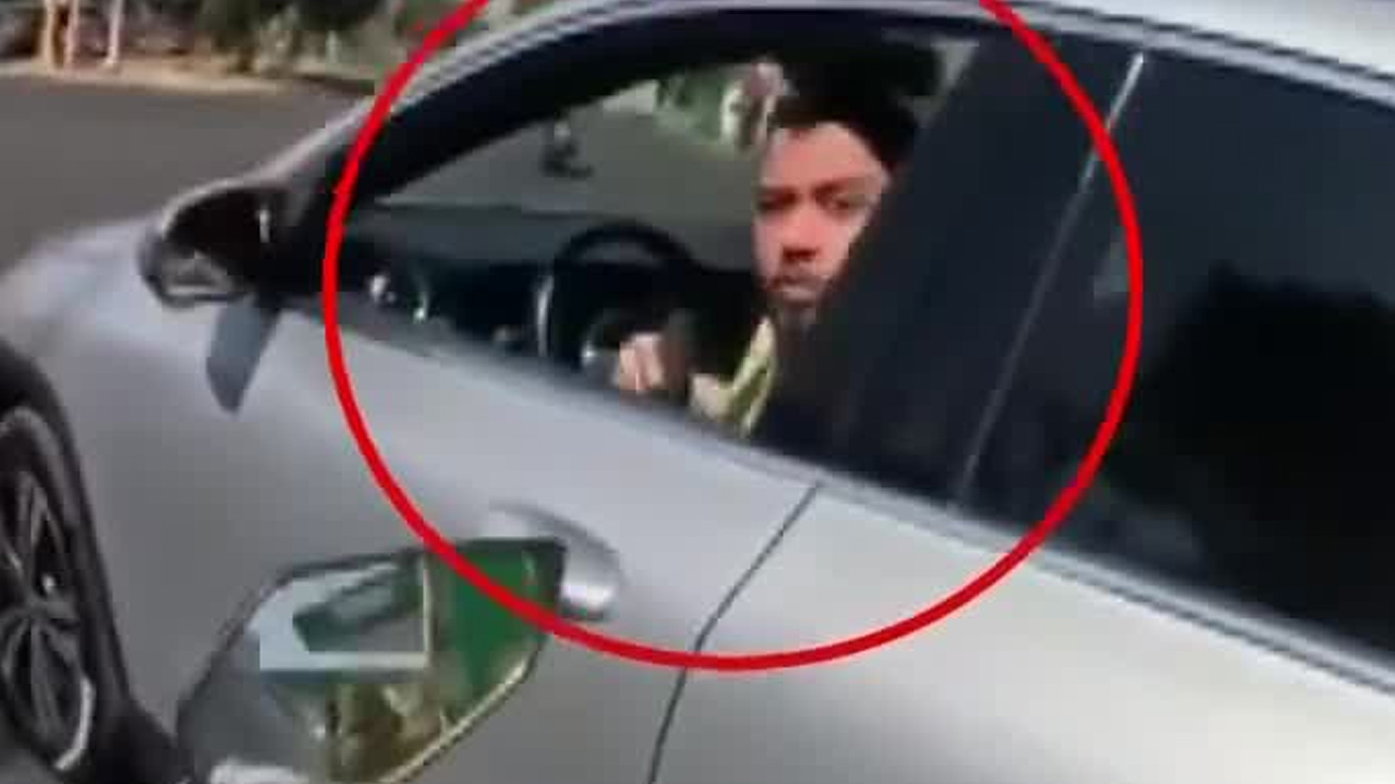 Un motociclista captó el momento en que un conductor lo amenazó con un arma de fuego durante un conflicto vial ocurrido en calles de Nezahualcóyotl.