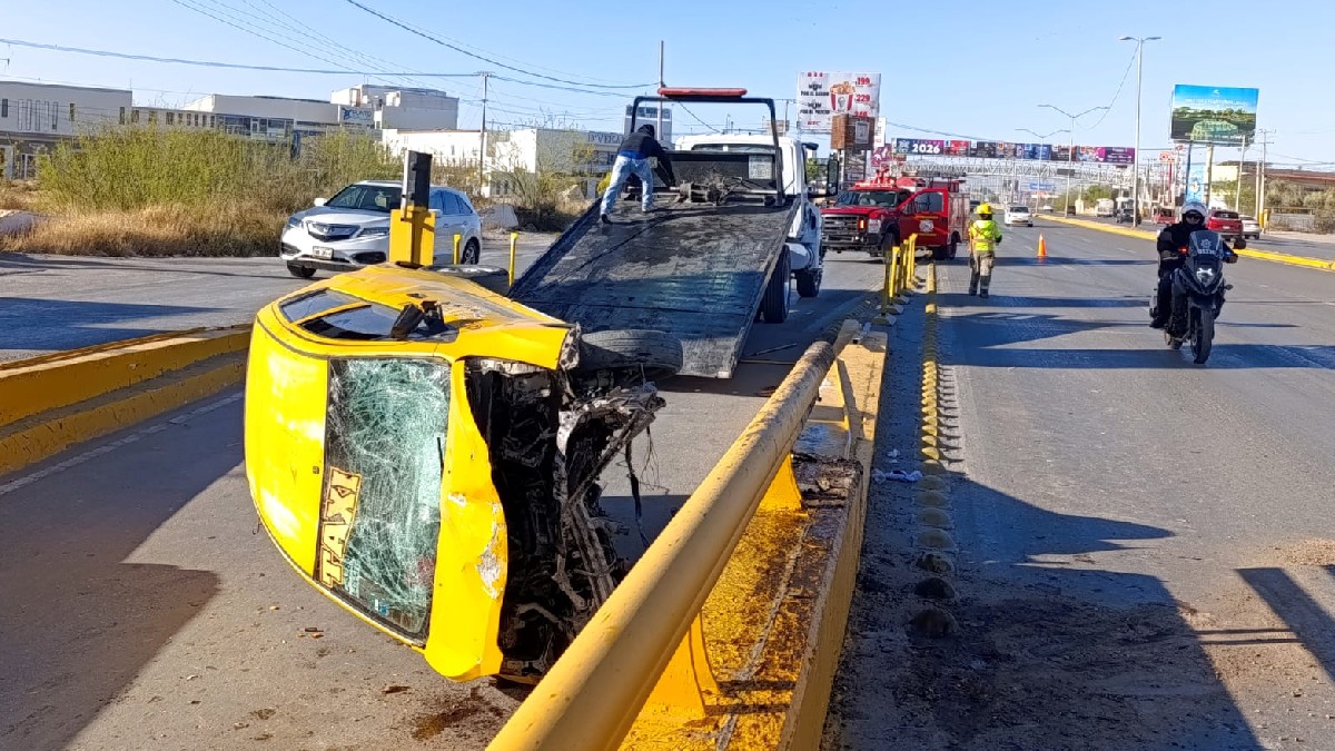 Taxi volcado en carretera