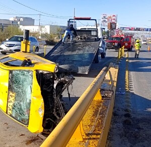 Taxi volcado en carretera