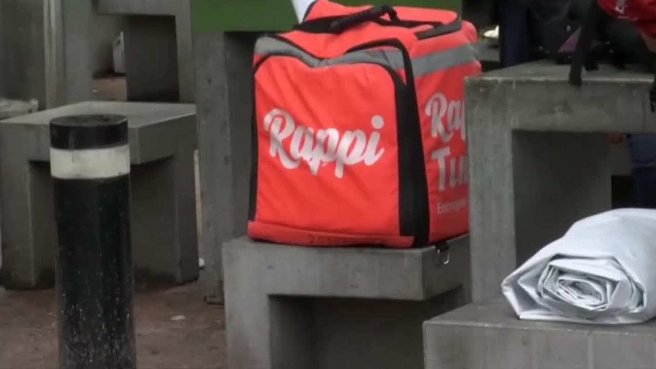 Tras la denuncia de falsos repartidores en Bosques de Aragón, Nezahualcóyotl, se evidenció la facilidad para adquirir mochilas de reparto de segunda mano.