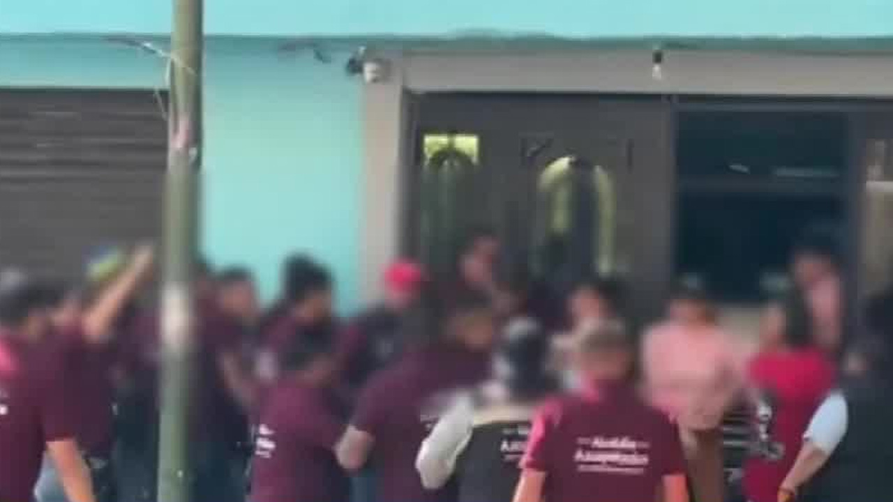 Un operativo atribuido a funcionarios de la 4T terminó en confrontación física con vecinos de la colonia Santa Bárbara, en Azcapotzalco.