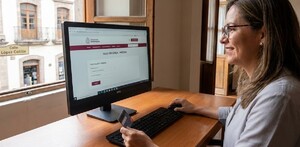 Mujer realiando pago en línea