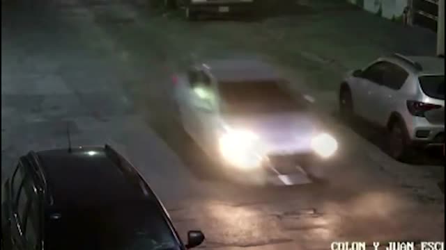 Dos jóvenes fueron detenidos tras circular en un vehículo con reporte de robo y chocar contra otro automóvil y una patrulla en Monterrey.