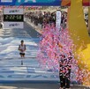 Corredor llegando en primer lugar a la meta del Maratón Lala en Torreón.