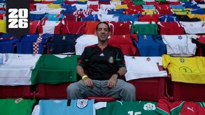 Enrique Solorio en el estadio Akron, sede mundialista, con su colección de 243 jerseys internacionales.