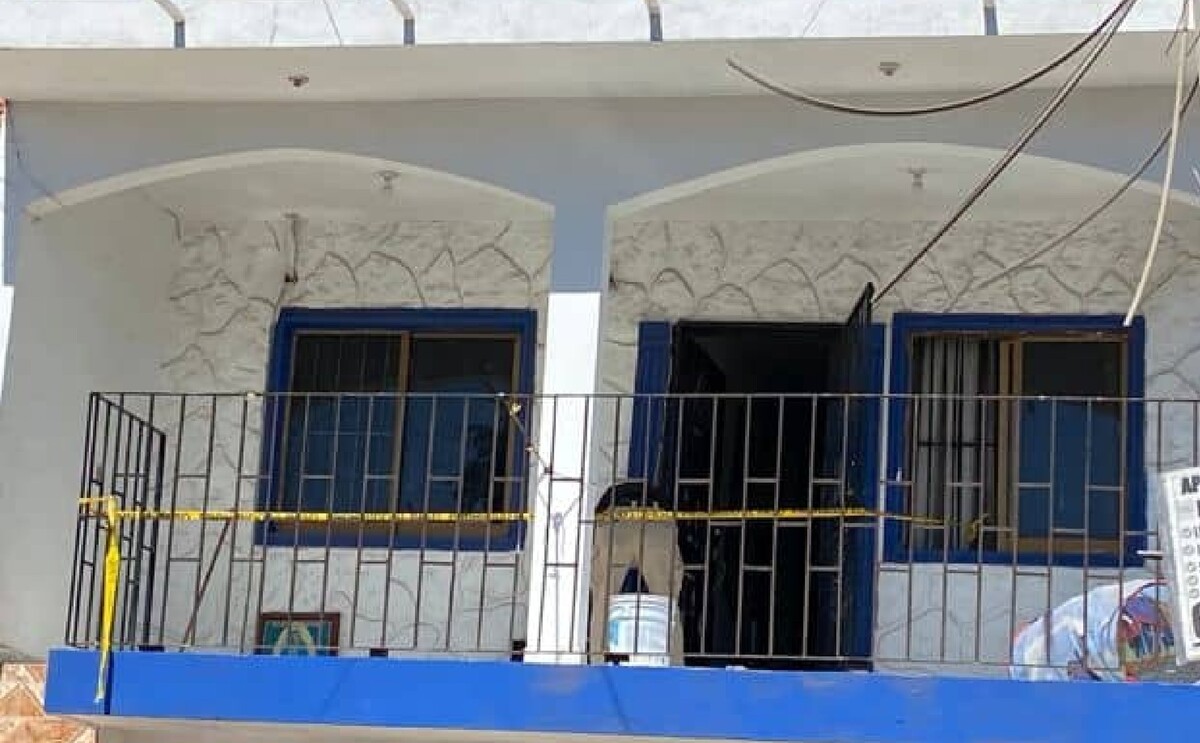 Autoridades atendiendo el reporte de una mujer sin vida al interior de su vivienda en Mazatlán.