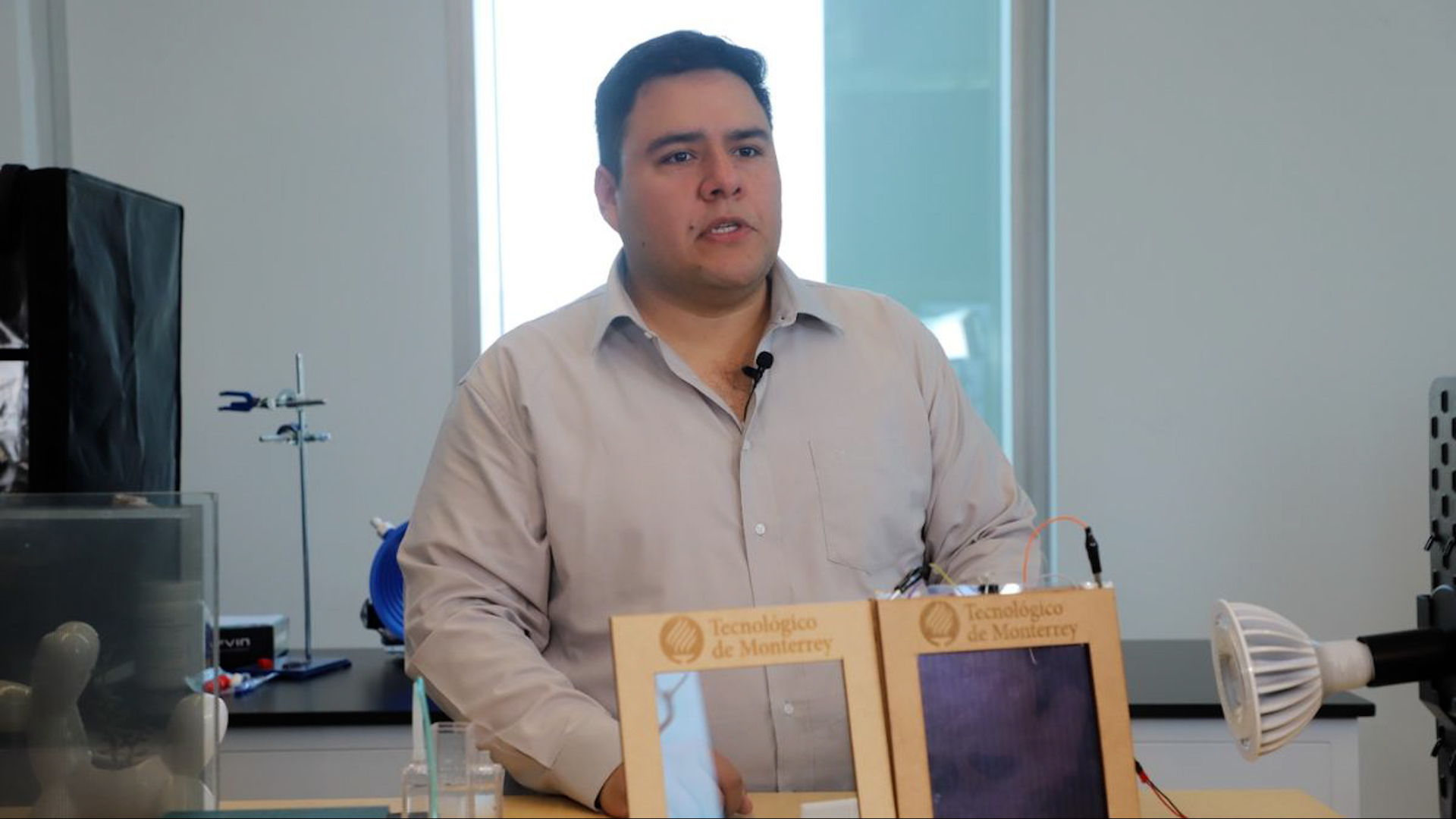 Investigadores del Tecnológico de Monterrey desarrollan ventanas que generan electricidad y reducen el calor en edificios de ciudades como Monterrey.
