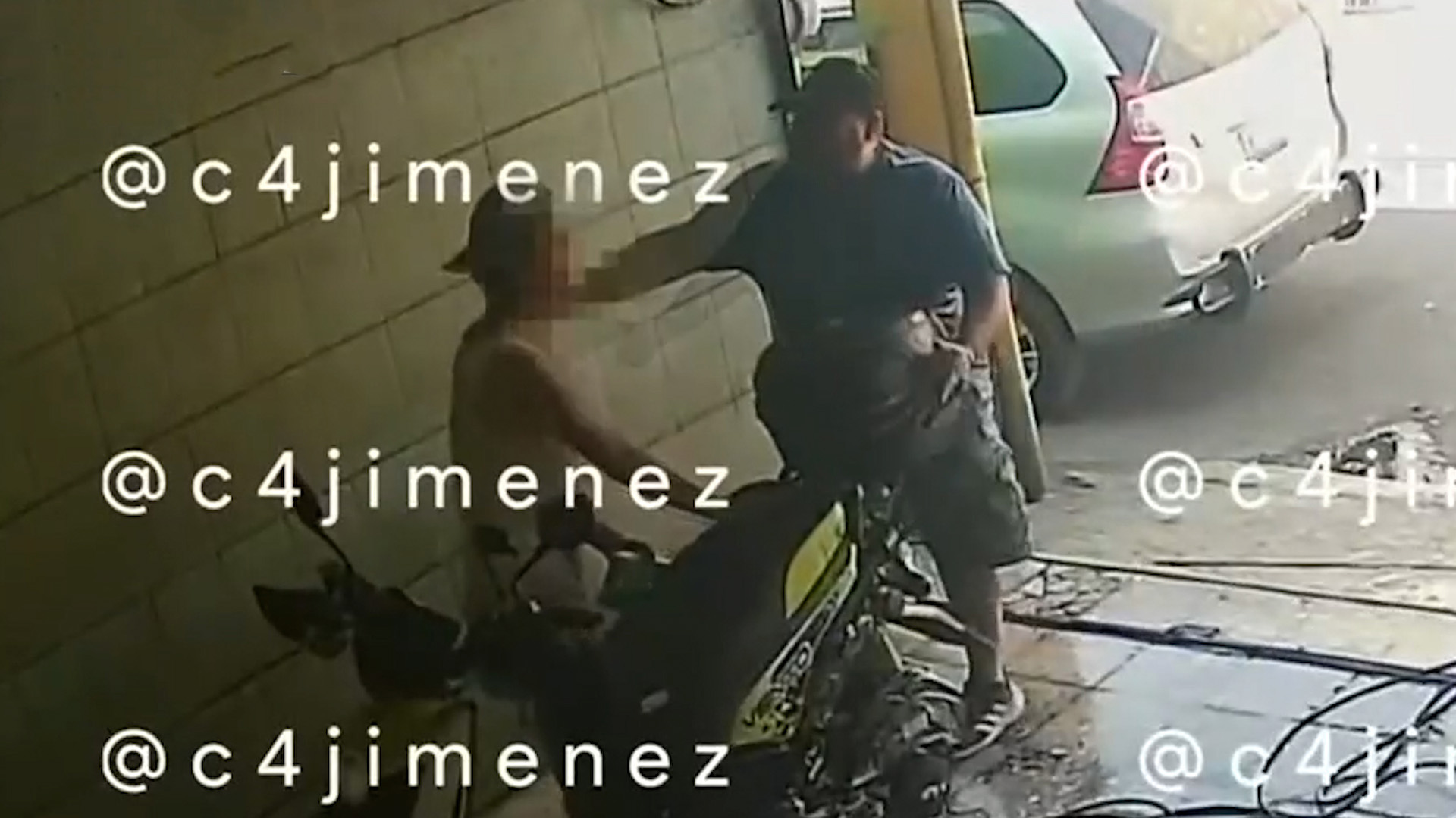 En Ecatepec, un comerciante agredió físicamente a un menor de edad por una deuda de tres desayunos.