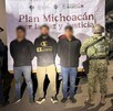 Tres hombres detenidos con la cara blureada en medio de elementos de la Guardia Civil, Ejército Mexicano y Guardia Nacional