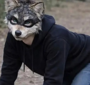 Hombros y rodillas en peligro: traumatólogos advierten de lesiones graves por la moda de los therian y la práctica de caminar como animales