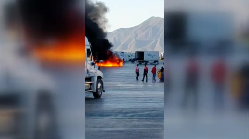 Un tráiler se incendió en el estacionamiento de un centro de distribución en Escobedo, lo que obligó al desalojo preventivo de trabajadores.