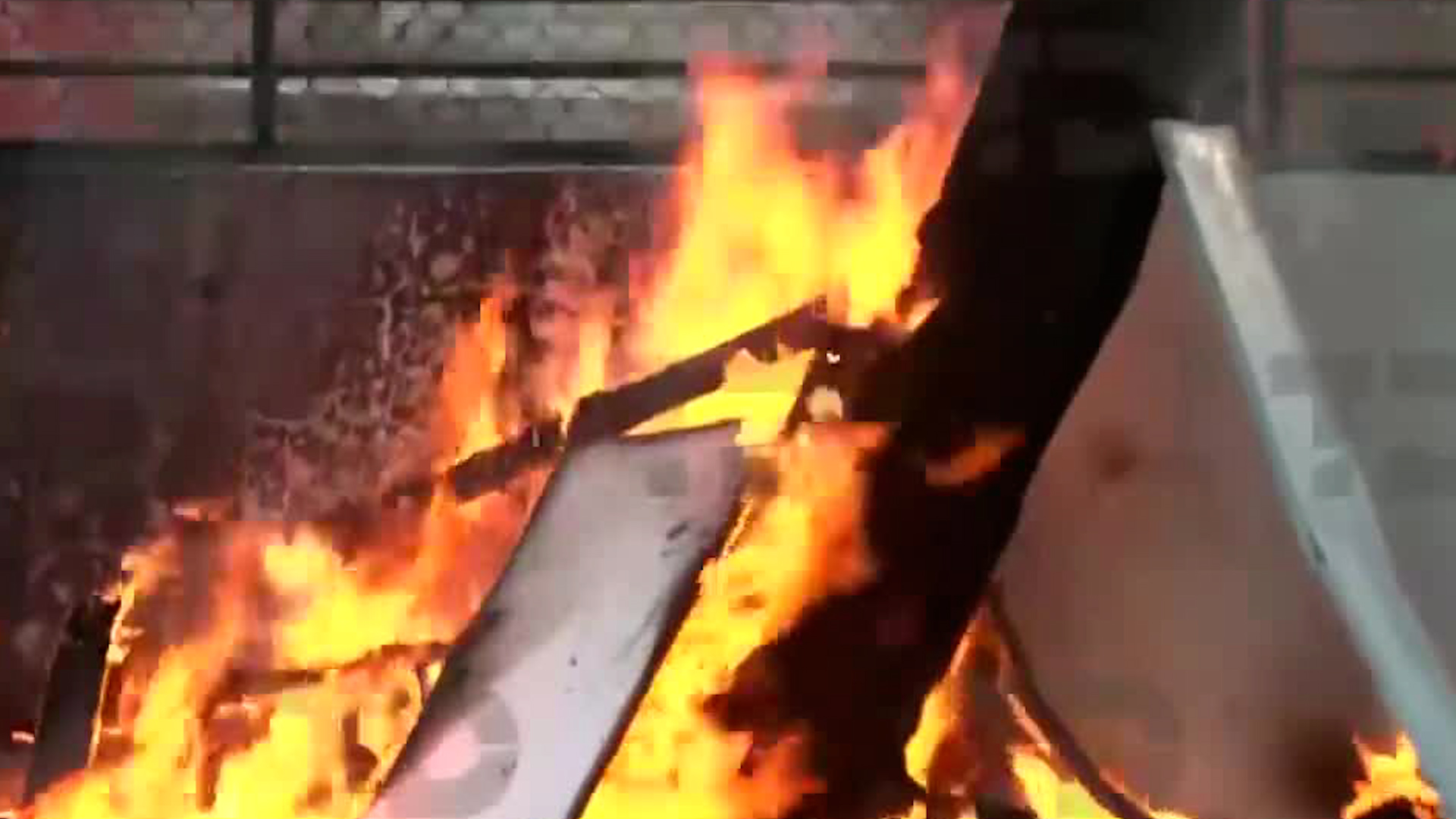 Aparentemente una persona en situación de calle habría comenzado el incendio en lo que fuera su vivienda.