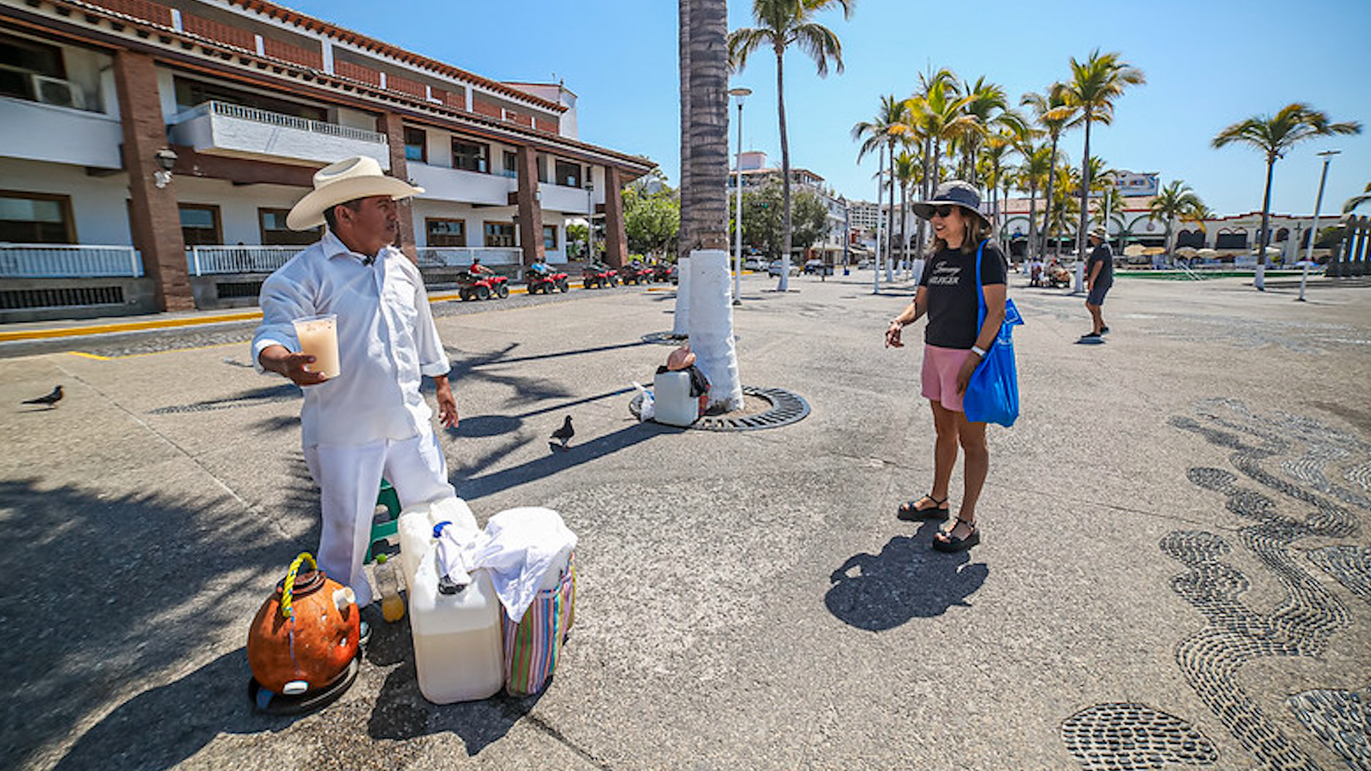 En Chapala y Puerto Vallarta, comercios y turismo reabren bajo estricta vigilancia.