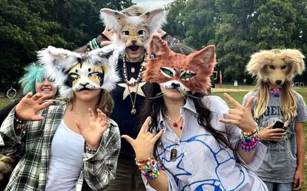 Humanos utilizando máscaras de animales, identificándose como Therians.