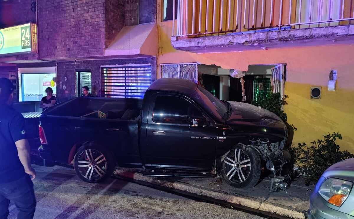 Camioneta estrellada contra una barda en casa de Las Alamedas.