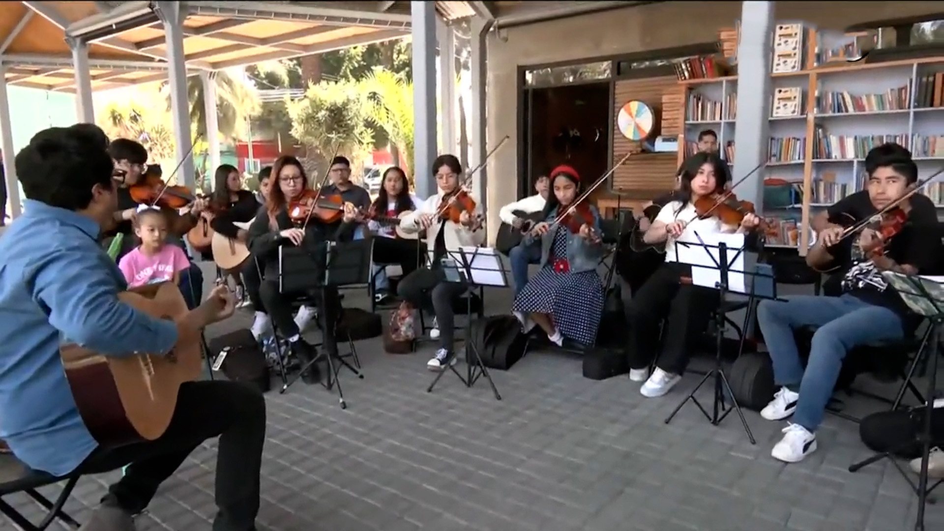 Su director, Vadim, revela cómo la música ha sido el camino para sacar a los jóvenes de las malas influencias y las carencias del barrio.