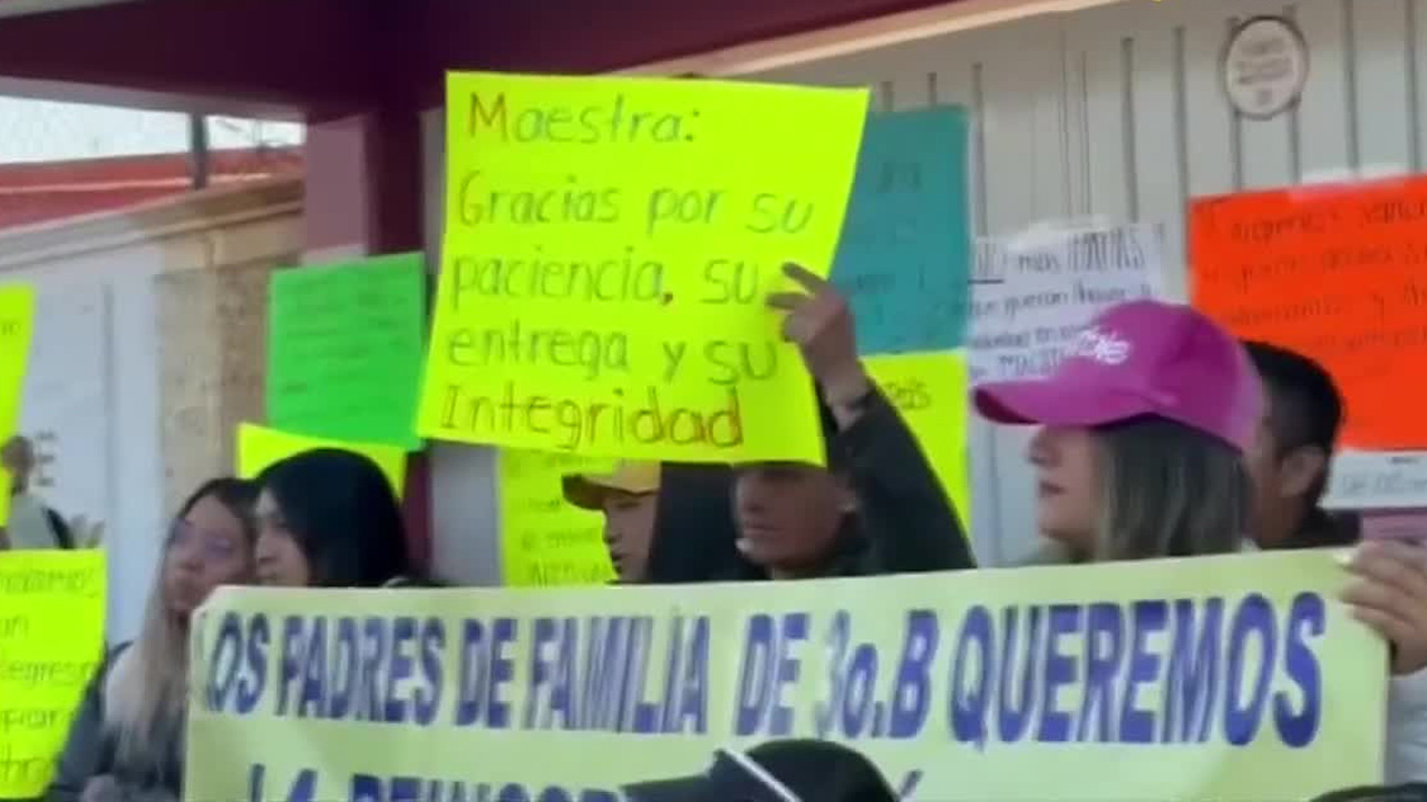 Padres en Toluca protestaron para exigir la reinstalación de una maestra suspendida por una denuncia de acoso escolar que califican como falsa.