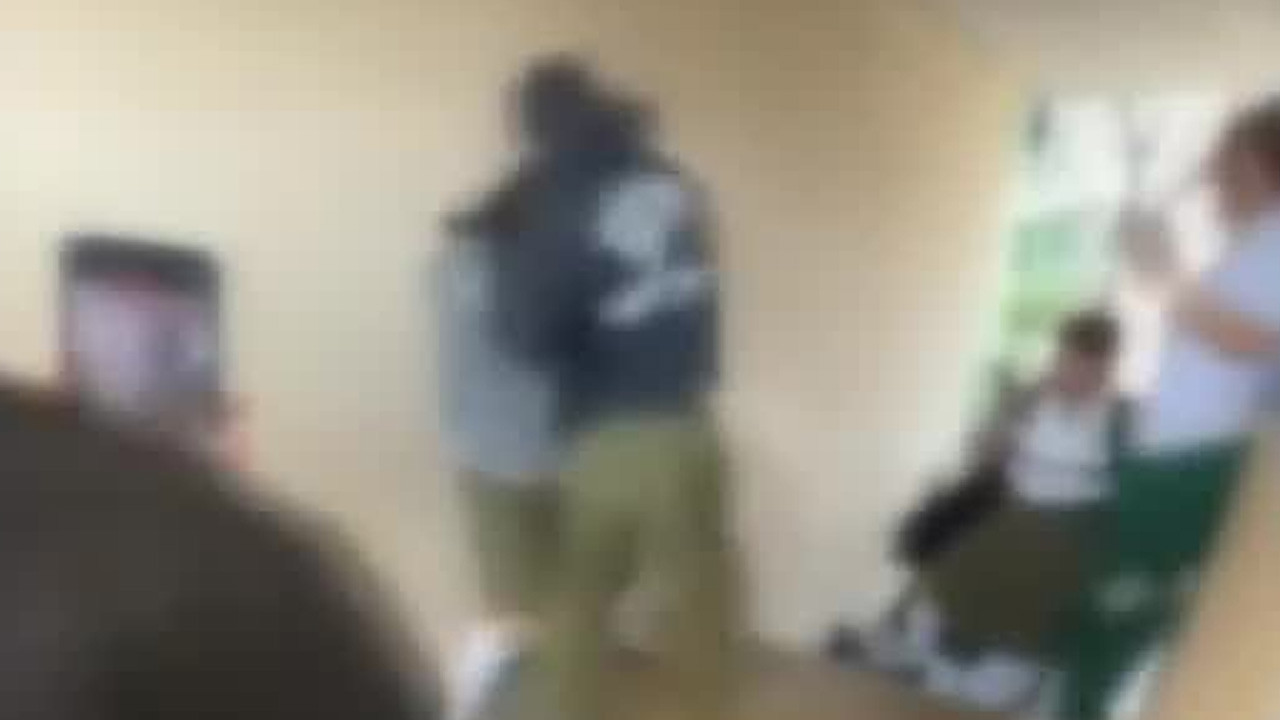 Dos estudiantes de tercer grado de la Escuela Secundaria Técnica 26 de Veracruz protagonizaron una pelea dentro del plantel.