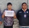 Menor con la cara censurada por recuadros borrosos sosteniendo una hoja con sus datos al lado de un familiar y oficiales de Tonalá y Jalisco