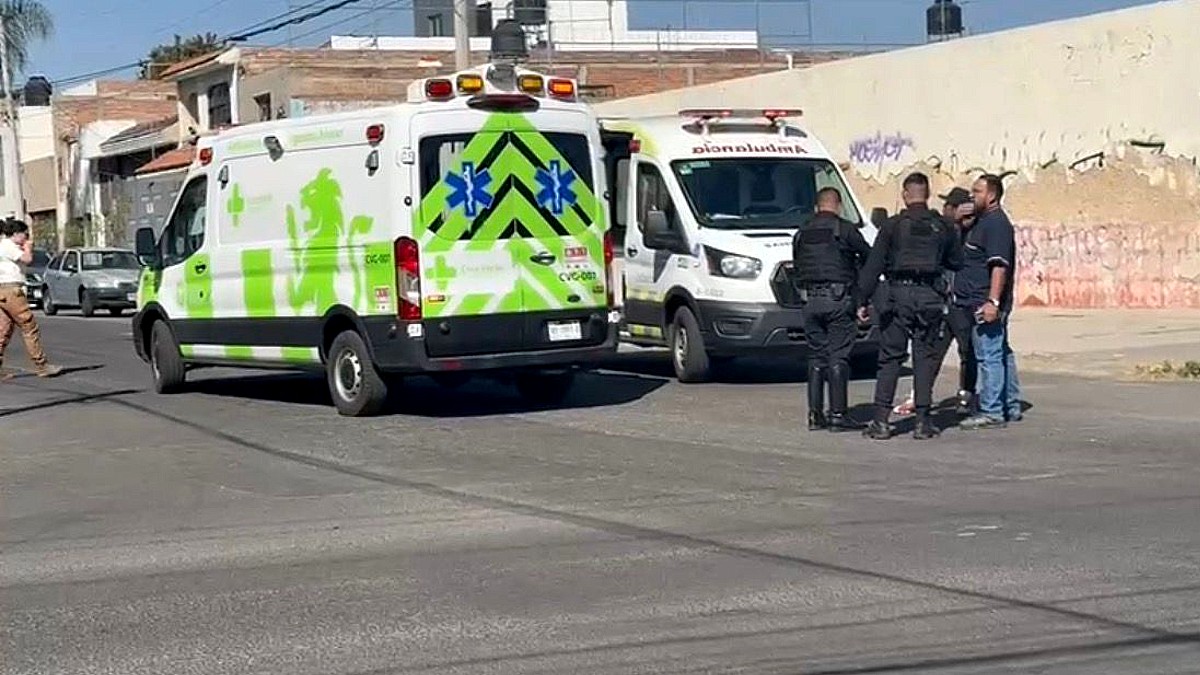 Dos ambulancias de la Cruz Verde estacionadas en medio de la calle con oficiales de la Policía de Guadalajara a un lado