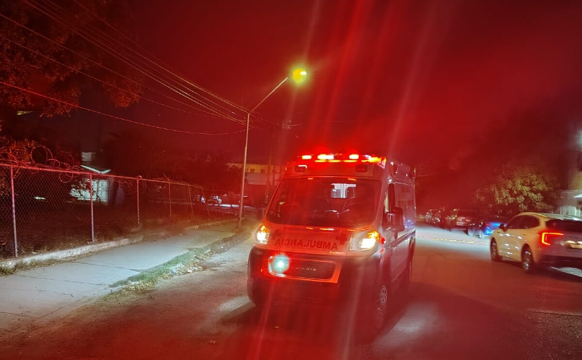 Cruz Roja Mexicana de noche y una persona siendo atendida por paramédicos.