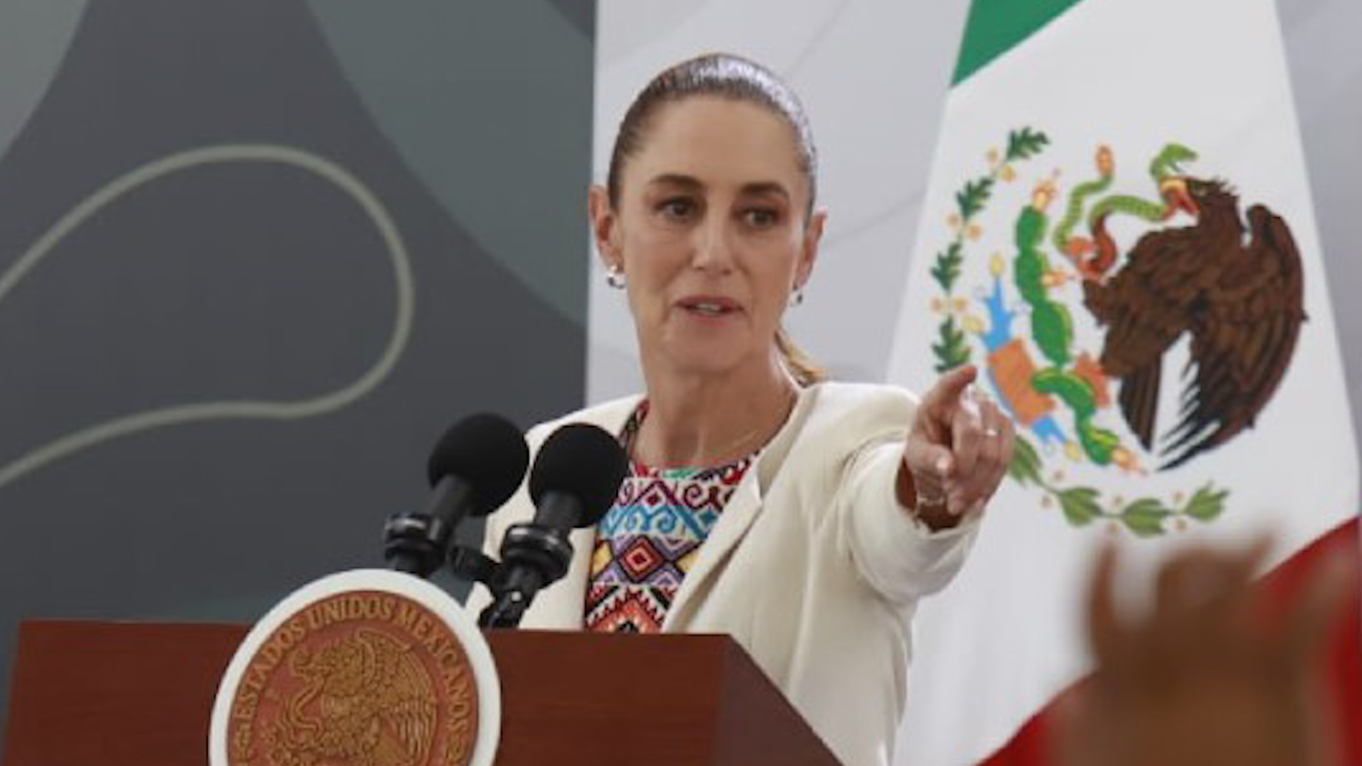 Claudia Sheinbaum defiende la eliminación del PREP para agilizar cómputos oficiales. Guadalupe Taddei alerta sobre el riesgo de perder información.