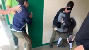 Mujer y hombre con uniforme escolar riñen al interior de una escuela secundaria en Veracruz.