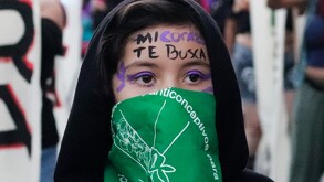 Mujer participante en la marcha del 8M en Puebla.