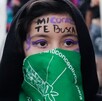 Mujer participante en la marcha del 8M en Puebla.