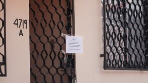 Vivienda asegurada con un sello de la Fiscalía de Puebla.