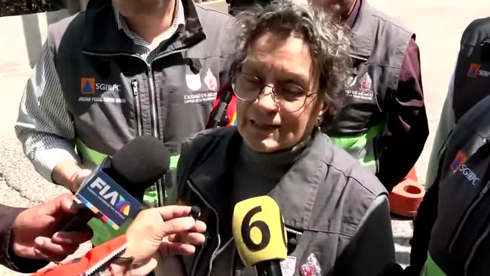 Myriam Urzúa acudió al plantel de la Universidad Iberoamericana donde ocurrió un accidente durante la toma de una foto generacional.