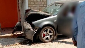 Vehículo chocado contra un árbol con el conductor muerto al interior.