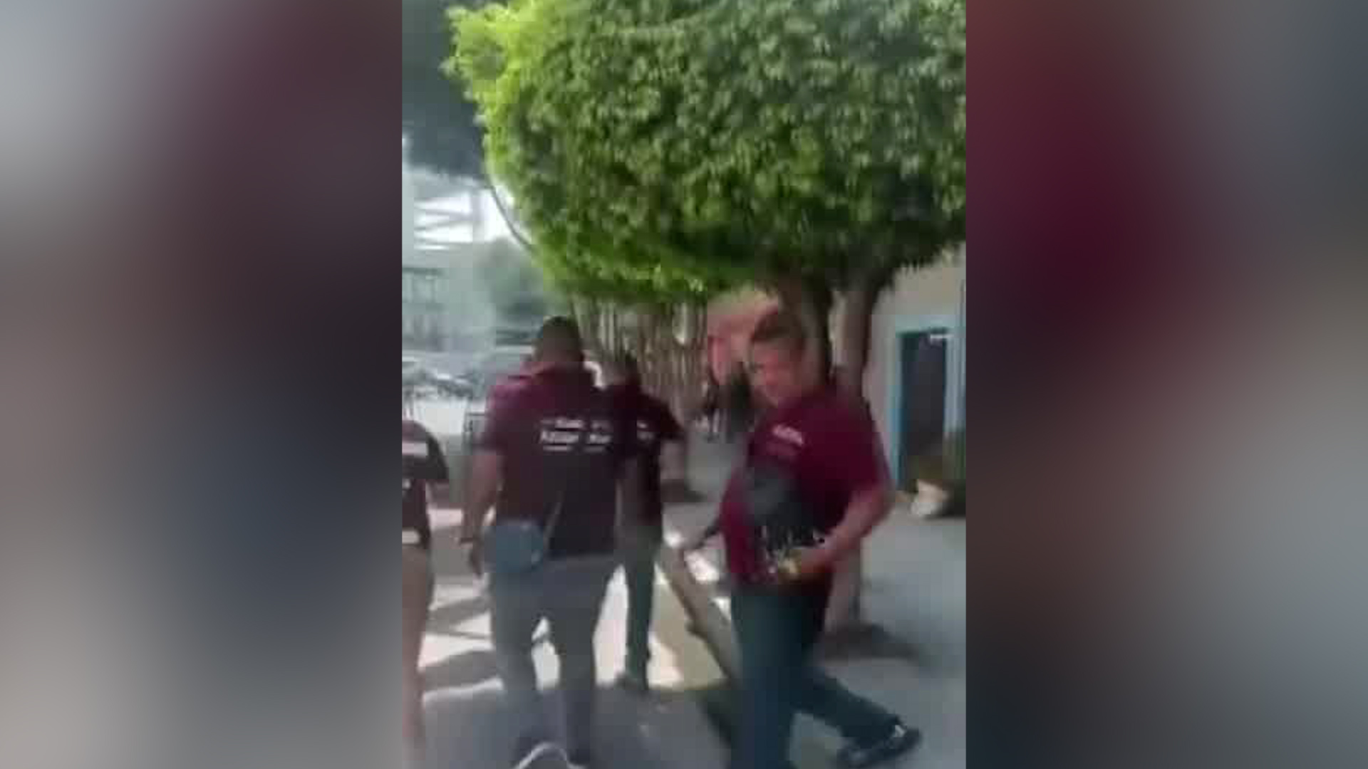Trabajadores de la alcaldía Azcapotzalco, encabezados por Rosa María Narváez, hicieron uso de la violencia contra un grupo de personas.
