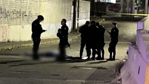 Sujetos que robaron un 7 Eleven fueron abatidos por policías, luego de agredir a los oficiales a balazos.