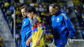 Alejandro Zendejas saliendo lesionado en el partido ante Rayados.