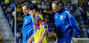 Alejandro Zendejas saliendo lesionado en el partido ante Rayados.