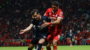 Alan Mozo y Andres Pereira , durante el partido de Chivas vs Toluca en el Clausura 2025.