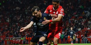 Alan Mozo y Andres Pereira , durante el partido de Chivas vs Toluca en el Clausura 2025.