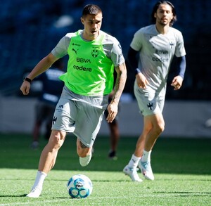 Djuka en el entrenamiento de Rayados previo a enfrentar a Cruz Azul.