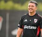 Marcelo Gallardo sonriendo durante un entrenamiento del equipo.