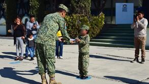 una niña con uniforme militar cumple su sueño de ser soldado por un día