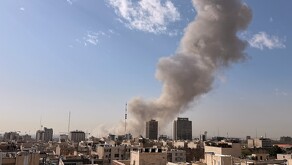 Una columna de humo se eleva al cielo tras una explosión en Teherán, Irán, el 28 de febrero de 2026.