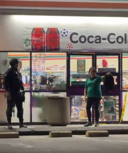 Sujetos que robaron un 7 Eleven fueron abatidos por policías, luego de agredir a los oficiales a balazos.