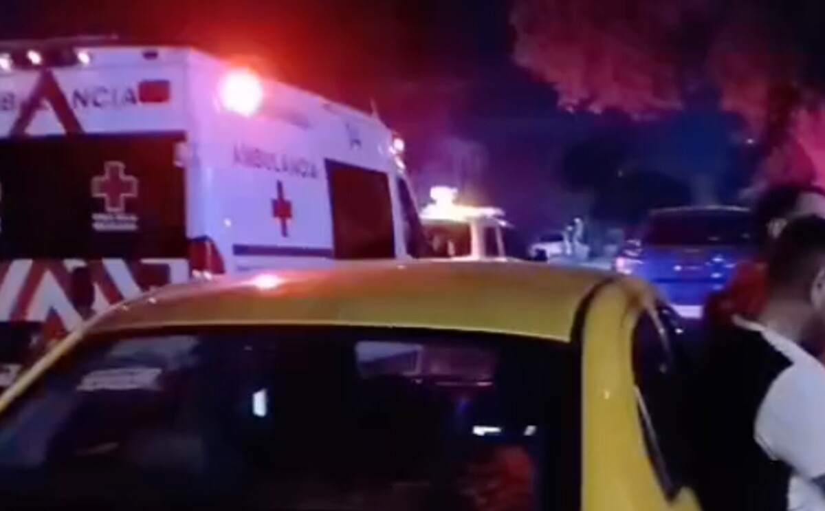 Paramédicos atendiendo el reporte de una joven convulsionando en la zona Centro de Torreón.