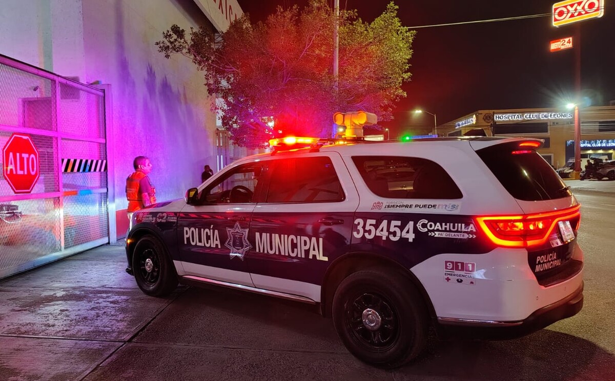 Policía de Torreón atendiendo el reporte de una mujer golpeada por su esposo en colonia Monterreal de Torreón.