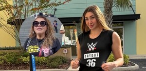 Regina Tarin afuera del Performance Center con la camisa de WWE.