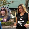 Regina Tarin afuera del Performance Center con la camisa de WWE.